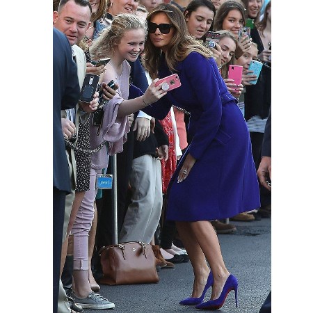 Melania Trump w niebieskim płaszczu.