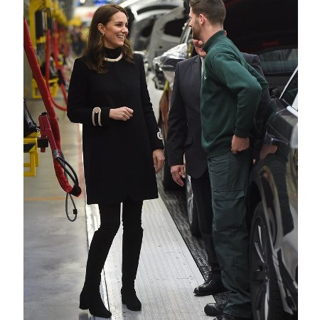 Kate Middleton z pracownikiem fabryki samochodów
