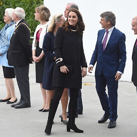 Kate Middleton w Birmingham, w tle ludzie