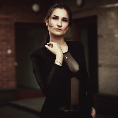 Dziewczyna w czarnej marynarce
