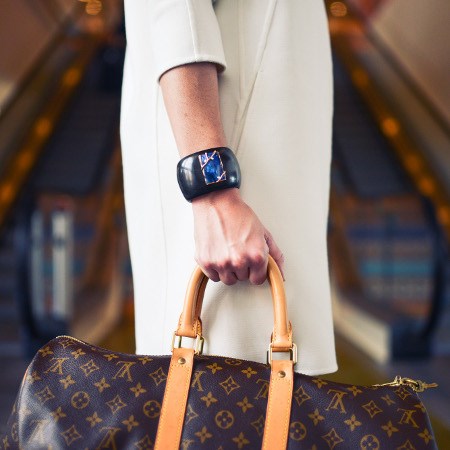 Dziewczyna z torebka luis vuitton w ręce