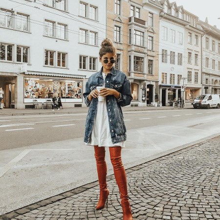 Dziewczyna w jeansowej katanie