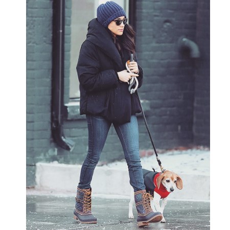 Meghan Markle w czarnej kurtce i granatowej czapce