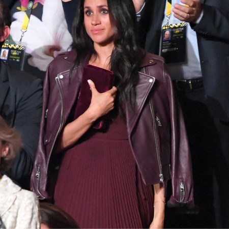 Meghan Markle w bordowym stroju