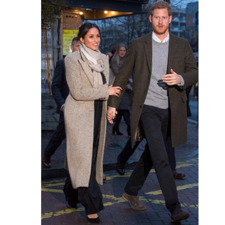 Meghan Markle w długim, beżowym płaszczu