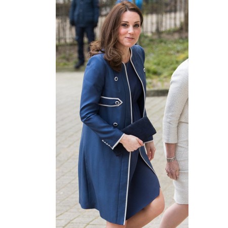 Kate Middleton w niebieskim komplecie