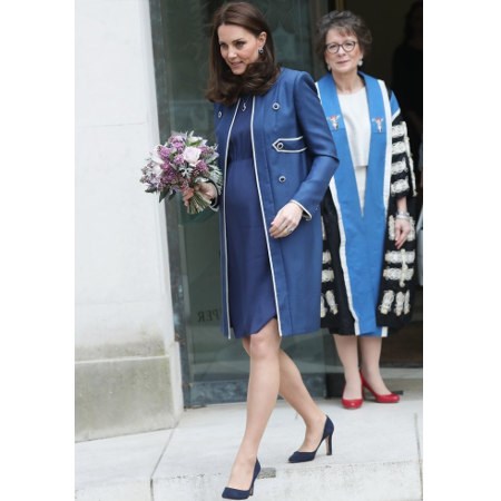Kate Middleton w niebieskim komplecie