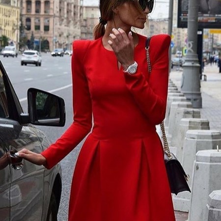 Dziewczyna w czerwonej, eleganckiej sukience