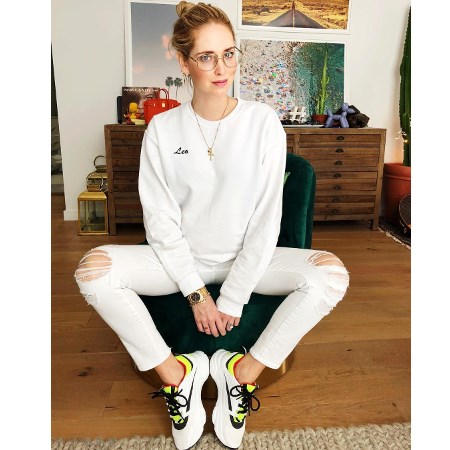 Chiara ferragni w białych spodniach i białej bluzie