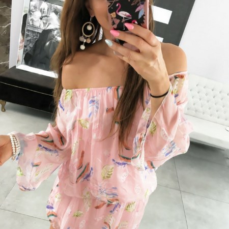 Dziewczyna robiąca selfie ubrana w różową sukienkę