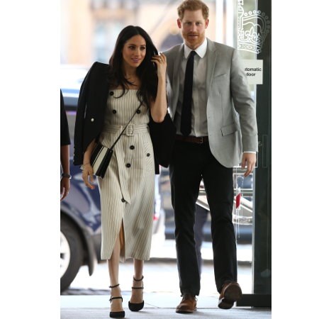 Meghan Markle w białej sukience w kropki
