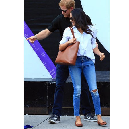 Meghan markle na lotnisku ubrana w koszulę i jeansy