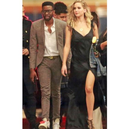 Jennifer Lawrence w czarnych gladiatorkach i czarnej sukience