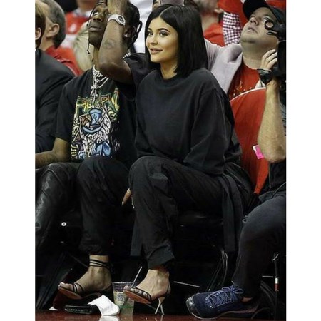 Kylie Jenner w czarnych sandałach na obcasie