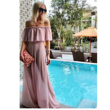 blondynka w różowej sukience maxi