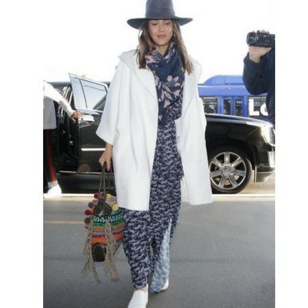 jessica alba z wiklinową torebką