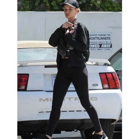 rosie huntington iw czarnym dresie i czarnej czapce z daszkiem