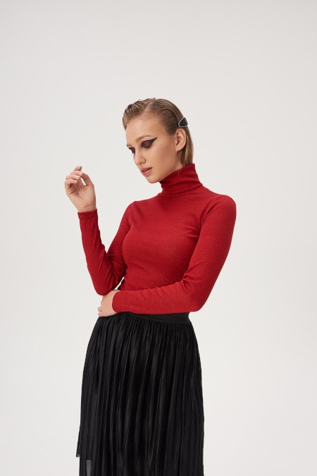 czerwony sweter w świątecznej stylizacji