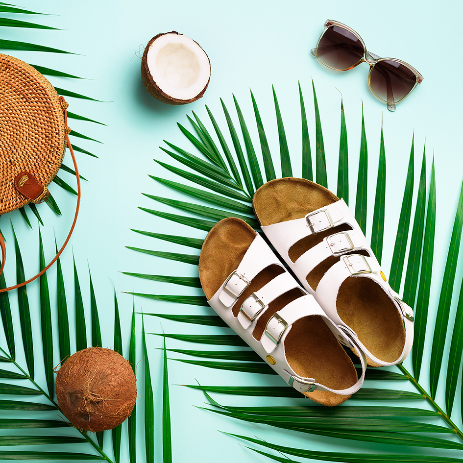 białe klapki a la birkenstock
