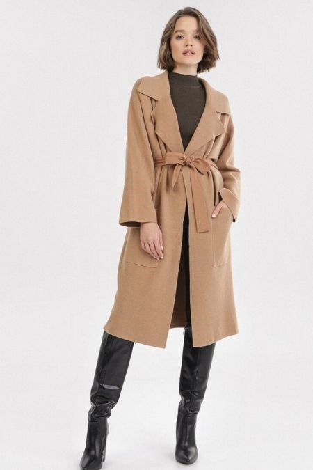 stylizacje w stonowanych kolorach bezowy sweter camelowy plaszcz