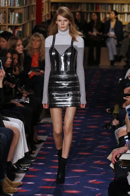 Modelka pokazu Sonia Rykiel jesień-zima 2015 w cekinowej sukience i szarym golfie
