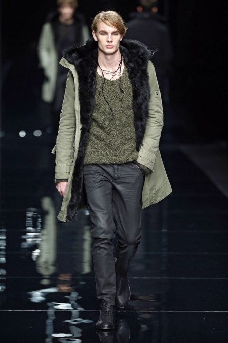 Model z pokazu Ermanno Scervino w zimowej kurtce z futrem w kolorze khaki.