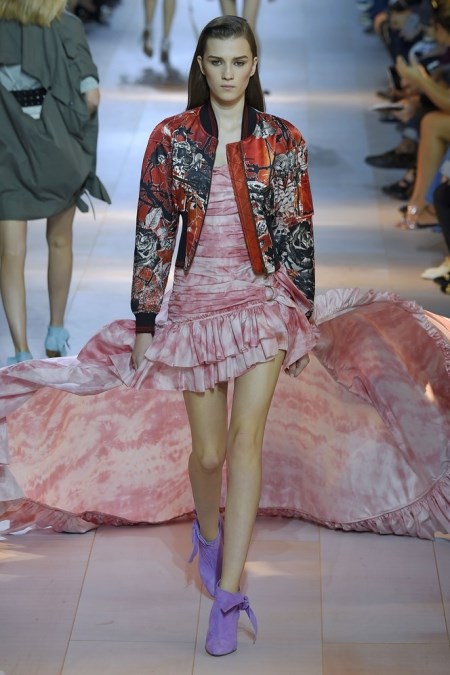 Modelka na pokazie Roberto Cavalli w asymetrycznej sukience i lawendowych botkach.
