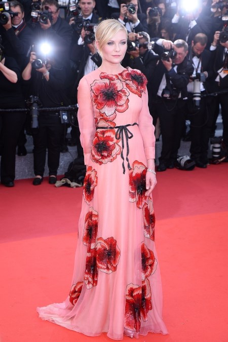 Kirsten Dunst w różowej sukni balowej w kwiaty na Festival de Cannes 2016.