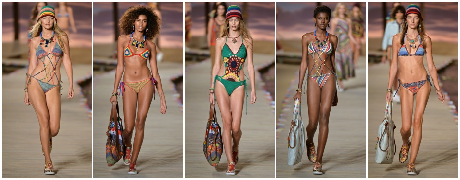 Modelki w dzierganych strojach kąpielowych na pokazie wiosenno-letniej kolekcji Tommy Hilfiger.
