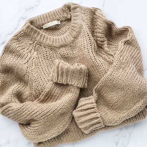 Beżowy sweter damski