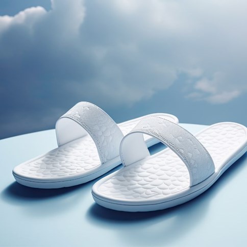 Białe klapki damskie