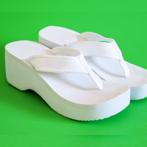 Białe klapki na platformie