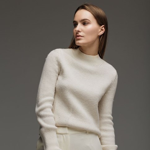 Biały sweter damski