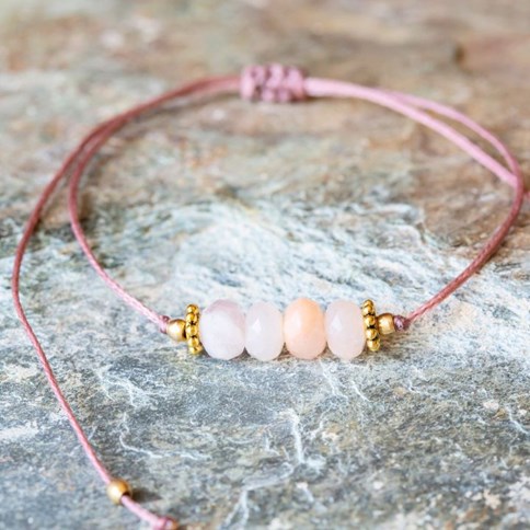 Bransoletka sznurkowa różowa z kamyczkami