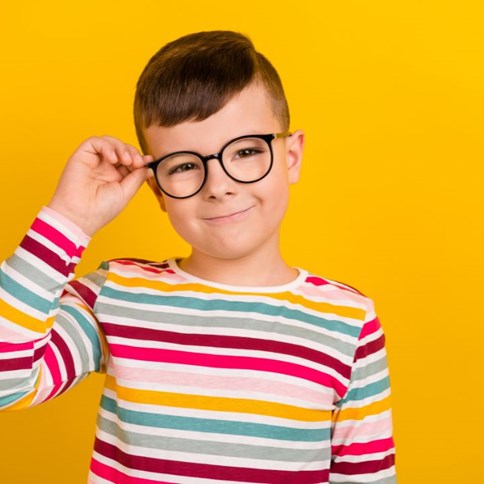 Chłopie w bluzce w paski 