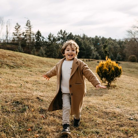Chłopiec w beżowym płaszczu 