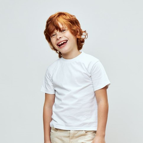 Chłopiec w białym t-shircie