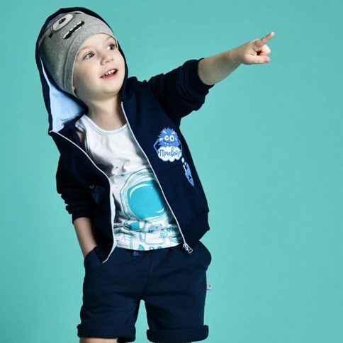 Chłopiec w bluzy z nadrukiem 