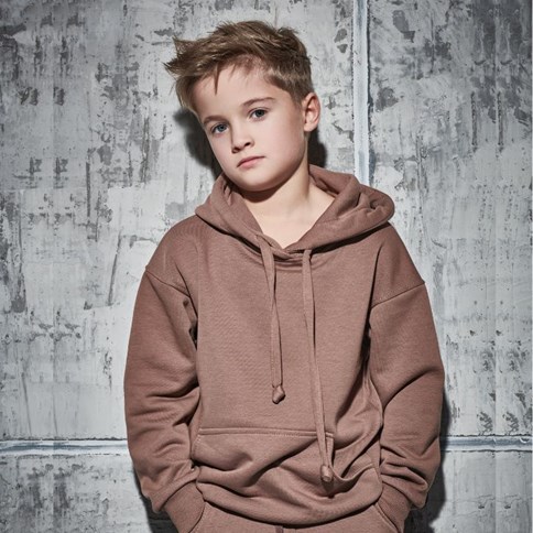 Chłopiec w brązowej bluzie z kapturem