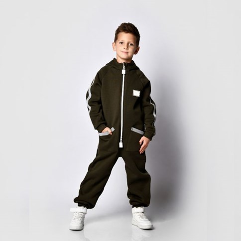 Chłopiec w czarnym kombinezonie 