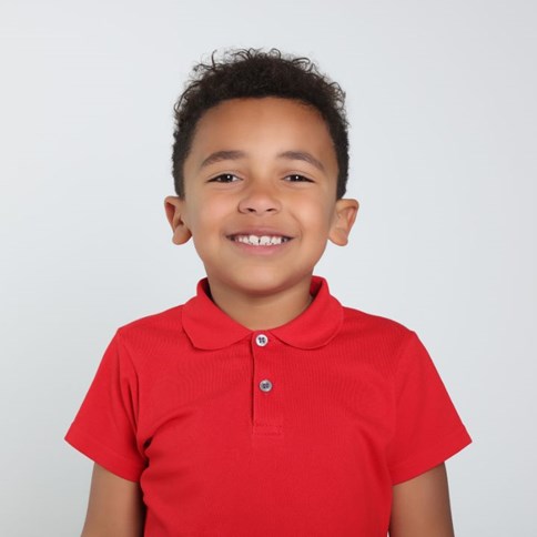 Chłopiec w czerwonej koszulce polo 