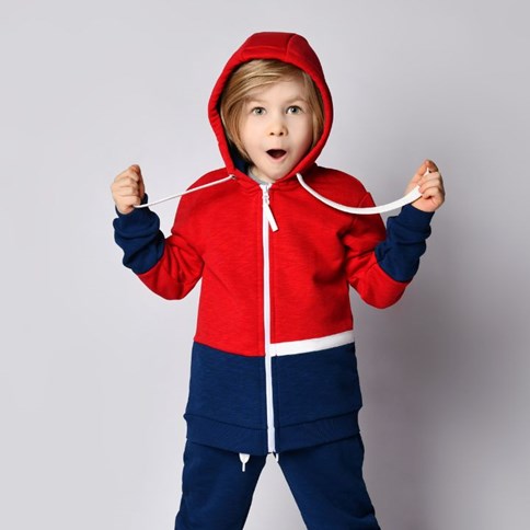 Chłopiec w czerwono niebieskiej bluzie