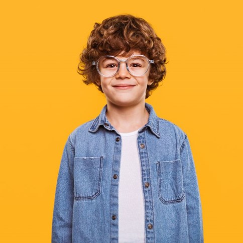 Chłopiec w dżinsowej kurtce 