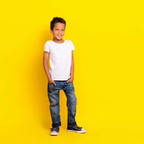 Chłopiec w jeansach i białej bluzce
