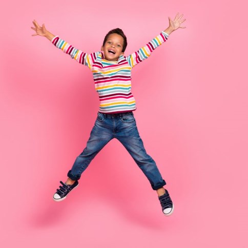 Chłopiec w koszulce z długim rękawem w paski 