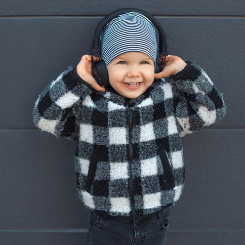 Chłopiec w kurtce czarno białej w kratkę 