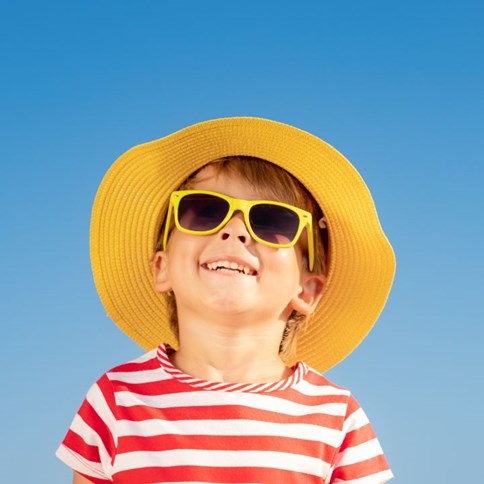 Chłopiec w letnim kapeluszu 