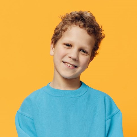 Chłopiec w niebieskiej bluzie 