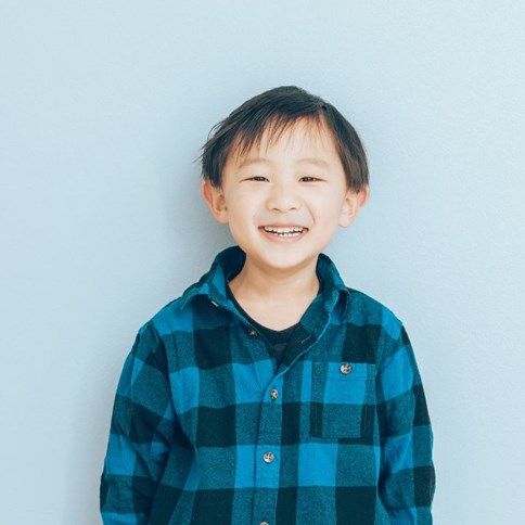 Chłopiec w niebieskiej koszulo w kratę 