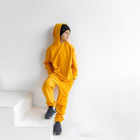 Chłopiec w pomarańczowym dresie 